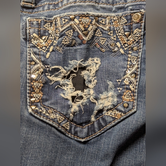 Miss Me Curvy Crop Jeans Bling Distressed Sz  31 (12-14) Lots Of Stretch - Picture 5 of 11